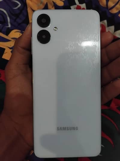 10/10 condition Fresh piece with box and data cable