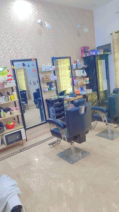 saloon k liye female ki zaroort hai jo kam janti ho