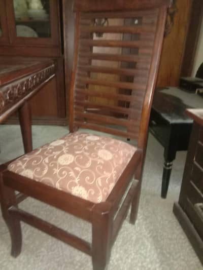 6 seater dinning table available