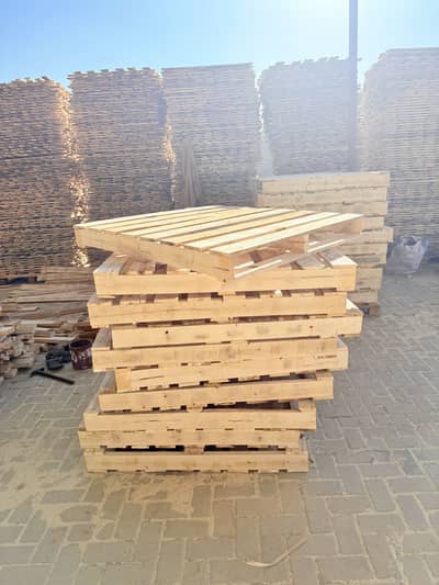 Wooden pallets and plastic pallets