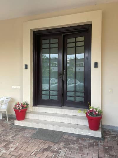 01 Kanal Luxury Golf Course Facing Villa for Sale Attractive Price