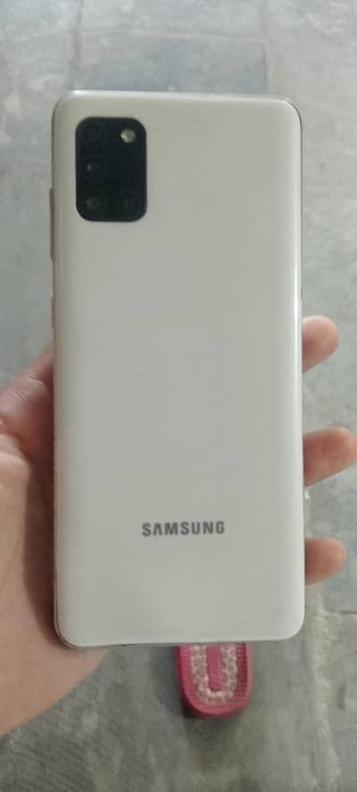 Samsung a31 used but good