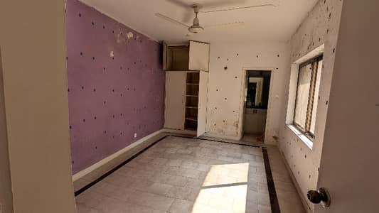 10 Marla House for rent in Eden avenue old New air port road Lahore cantt 3 bed with attached bathroom and kitchen store d/d tvl price,,105000/