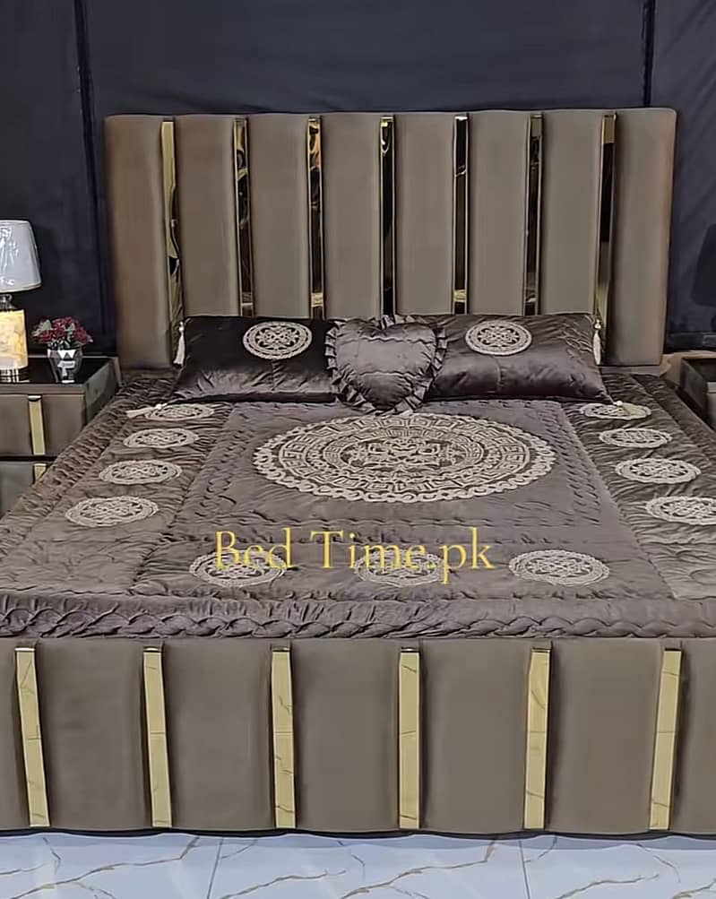 Bed with side tables 0