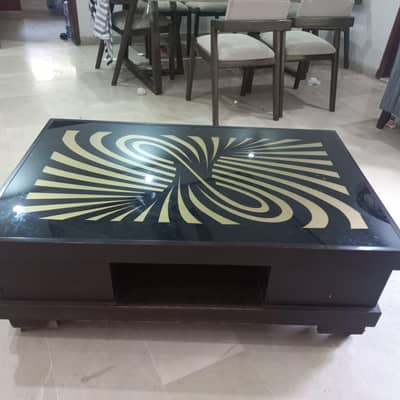 Central table in good condition
