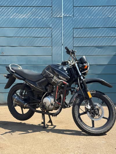 Yamaha YBR 125G 2018 with aftermarket accessories.