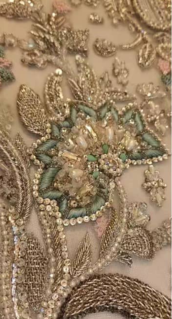 سلمہ، آری، زری اور زردوزی کے کام کے لیے خواتین کاریگر درکار ہیں 1