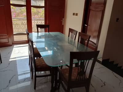 6 seater dining table just like new
