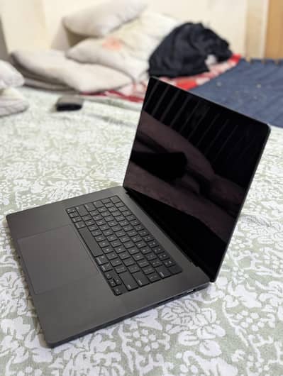 macbook pro m4 apple m4 pro chip 16 inch display 24/512gb cc count 17