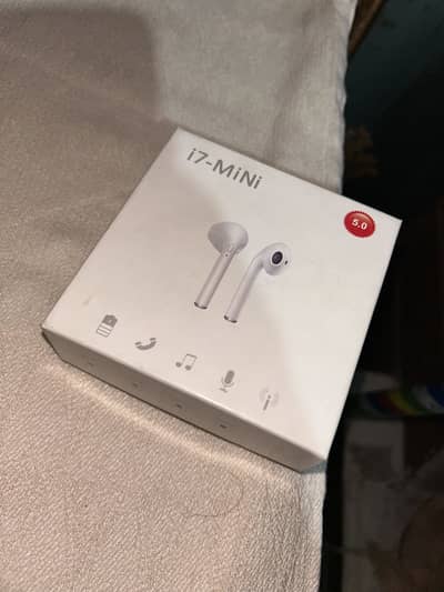 Earphones model i7 mini