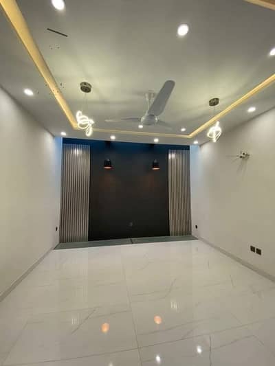 272sq yd 5 Bedrooms Luxury Villa is Available FOR RENT. 6km from Entrance of BTK. 5 Bed DDL 2 Kitchens