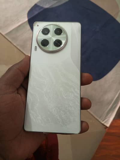 camon 30 10/10 conditions hai 12+12 gb ram 256 gb memory h