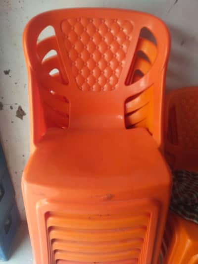 16 chairs 4 steel tabble  size 2/3