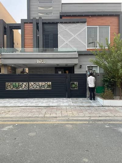 Vip 10 Marla Luxury Non Furnished Lower Portion Available For Rent In Bahria Town Lahore