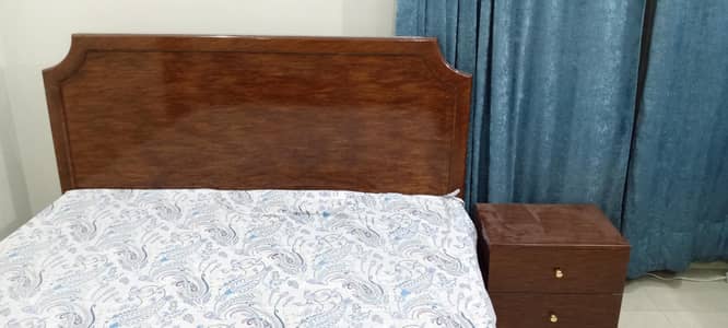 DOUBLE KING BED WITH TWO SIDE CABINETS