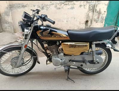 Honda 125 Self Start, black golden edition