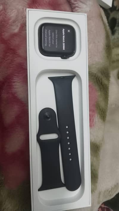 Apple Watch se 44mm 2nd gen GPS with box and charger condition 10/9