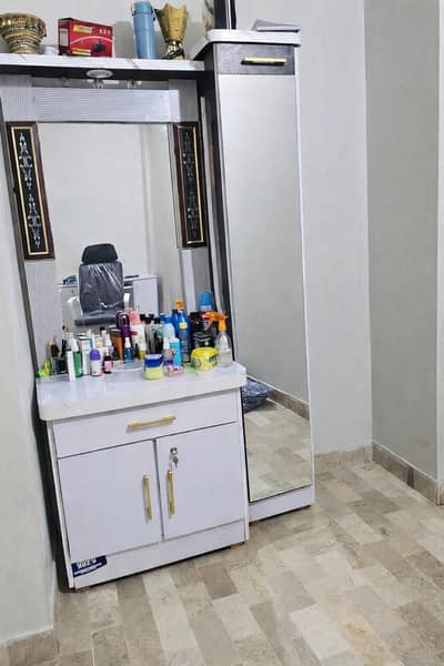 Dressing table hai itna used nahi kiya