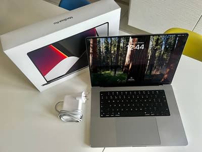 MacBook pro M2 Max with complete box