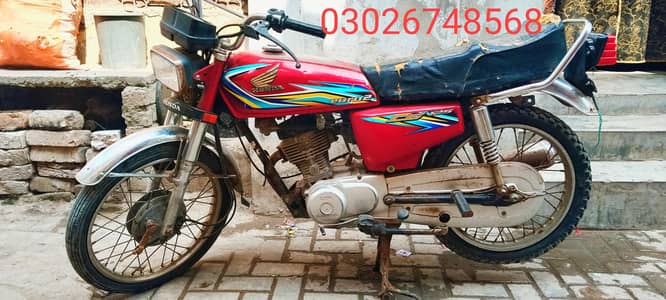 janwan ha tyar Honda wala ha ek jagah per khada raha hai