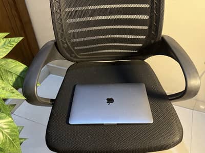 MacBook Pro 13” 2019 – i7 – 16GB RAM – 512GB SSD – 4 Thunderbolt Ports