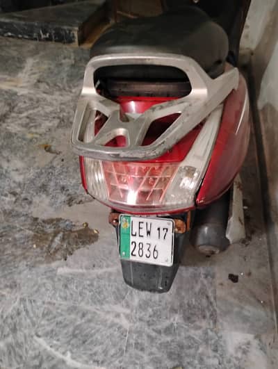 United 100 cc scooty in excellent condition flexible price