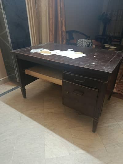 Executive table for office