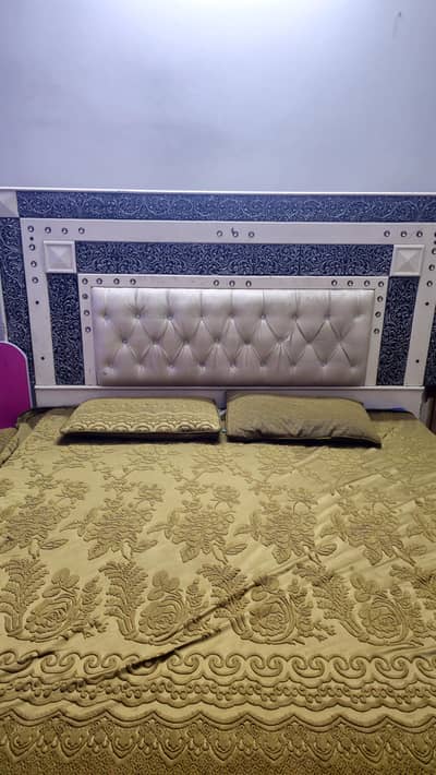 deeko paind bed with 2 side tables