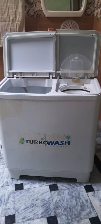 Twin tub washing machine. (Kenwood)