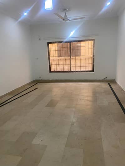 1kanal Upper portion available for rent