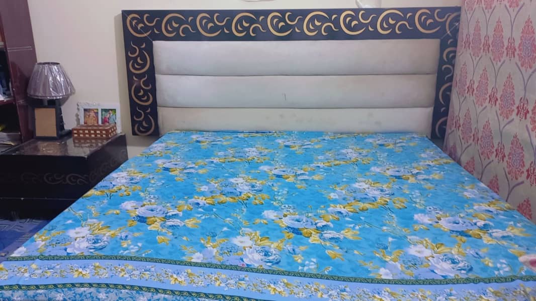 Wooden High glass king bed 0