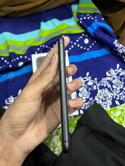 I phone 11 64 gb non active 86 health 10/10 with box