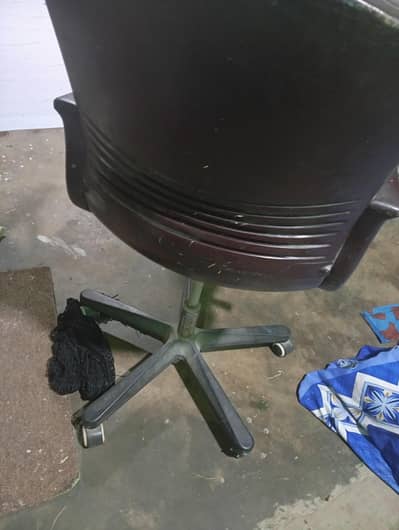 parlour ki chair hai use mein hai condition bilkul okay hai