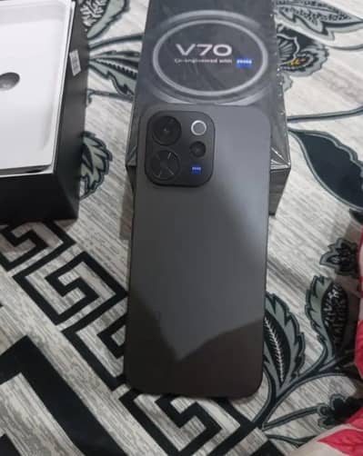 vivo v70 (12/256)