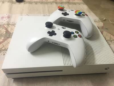 Xbox OneS 1tb + 2 controllers + 13games