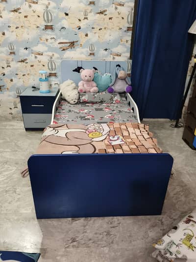Kids bed with sight table
