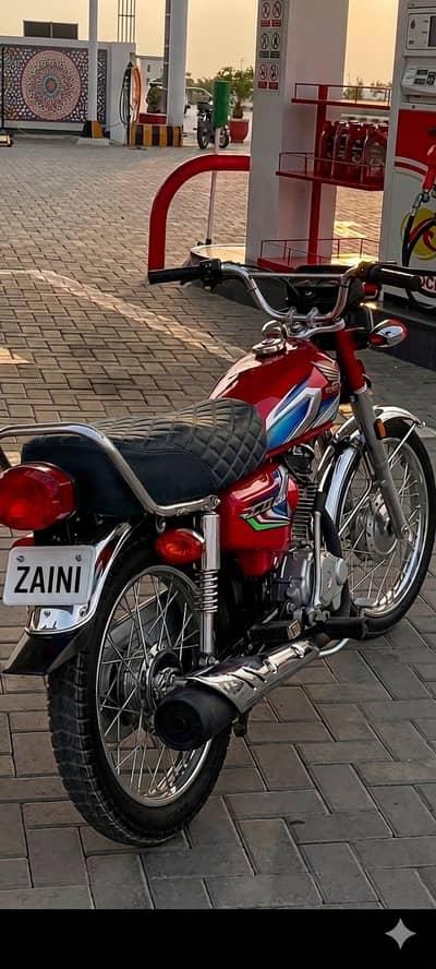 all ok bike lush condition 10/10 shoken bhaiyo k leye