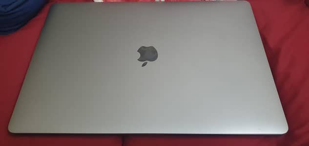 Macbook pro 2018 touch bar i7