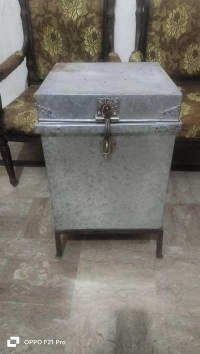 iron box +stand in excellent condition