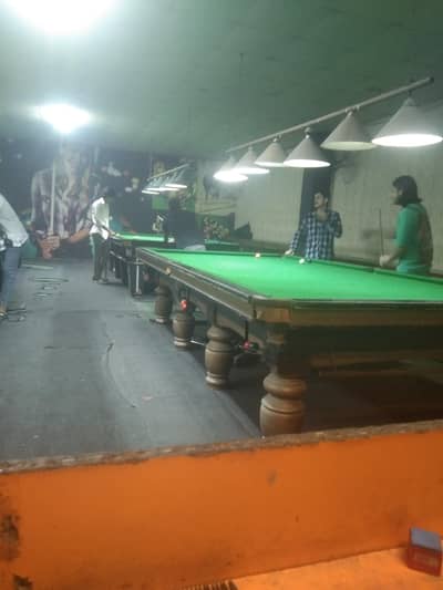 snoker club ke lie table man chahie