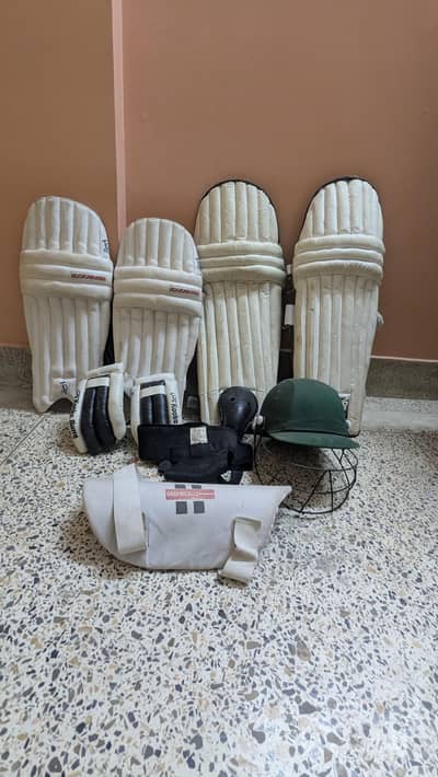CRICKET KIT IN GOOD  GOOD CONDITION