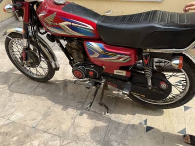 Bike bilkul thik he 1 rupay ka b kam nai hony wala  1st owner bike he