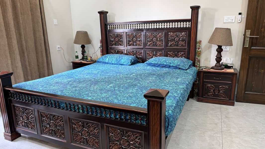 King size bed set in solid 2