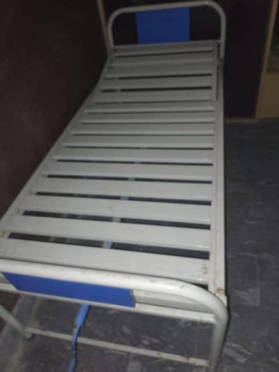 2 bed,2 stretcher,iron trolly,drip stand, 2 doctor chai,3 mirror racrs