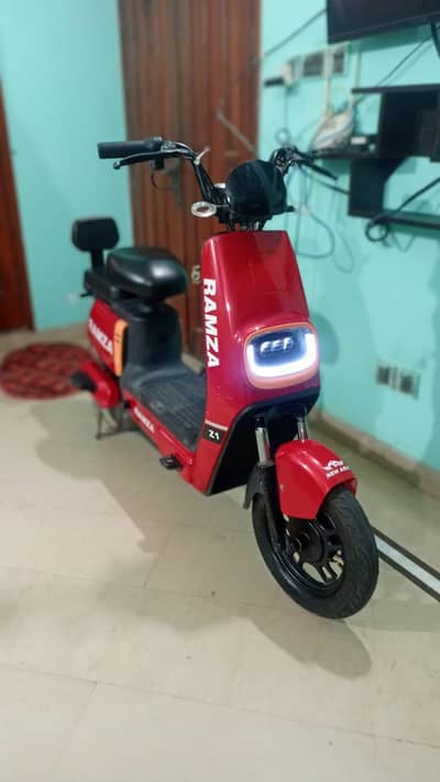 Ramza Z1 paddler electric scooty