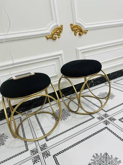 Stool in black golden
