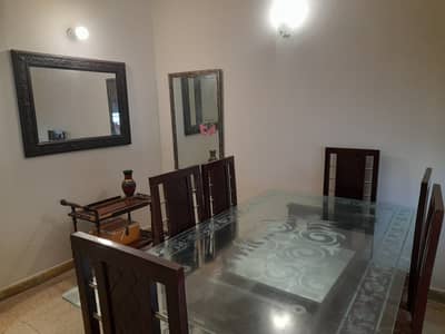 beautiful dinning table with 6 chairs