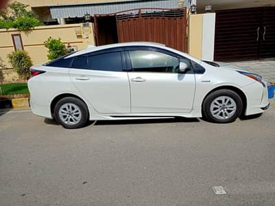 Toyota Prius S Safety Plus II 2018