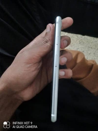 Iphone Se 2020 excellent condition /my whats ap/03704117343