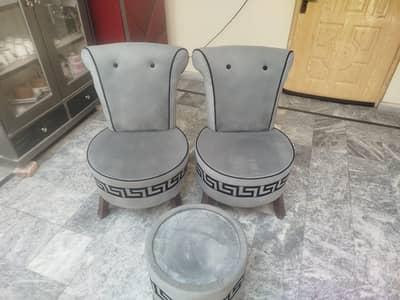 2 bedroom chairs and a table